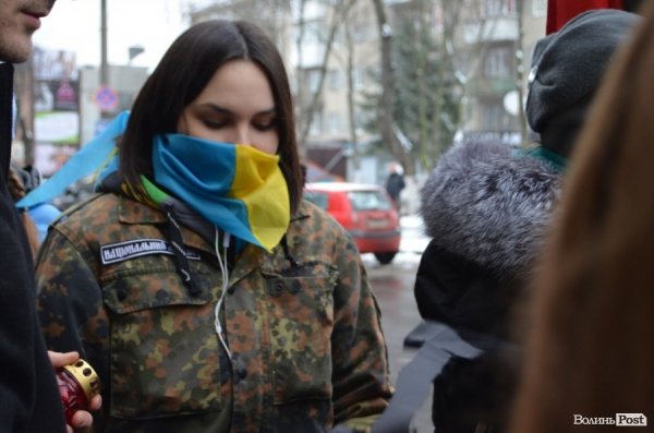 У Луцьку під прокуратуру принесли лампадки, серп і молот. ФОТО