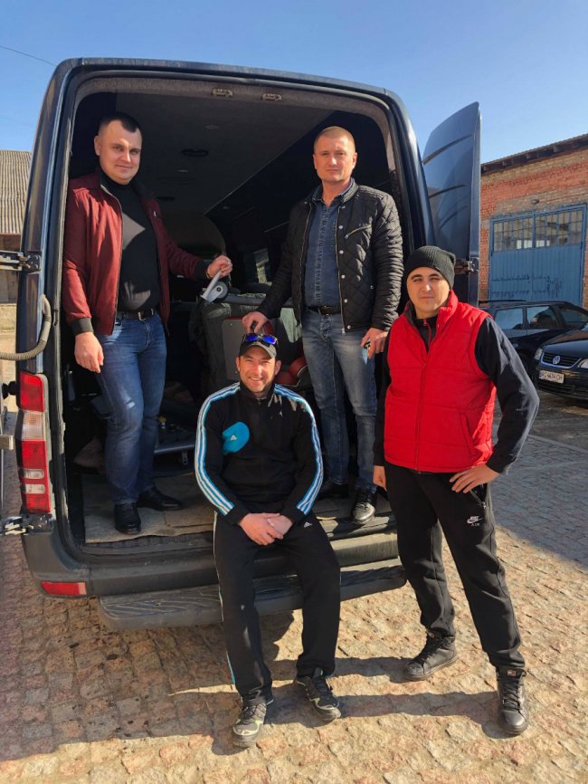 Хлопцям, які займалися спортом в занедбаній хаті на Волині, подарували багатофункціональний тренажер