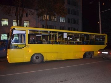 Аварія у Луцьку: в маршрутки відлетіло колесо. ФОТО