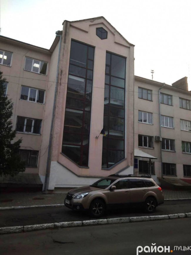 «Автохами» перегородили тротуари біля університету в Луцьку