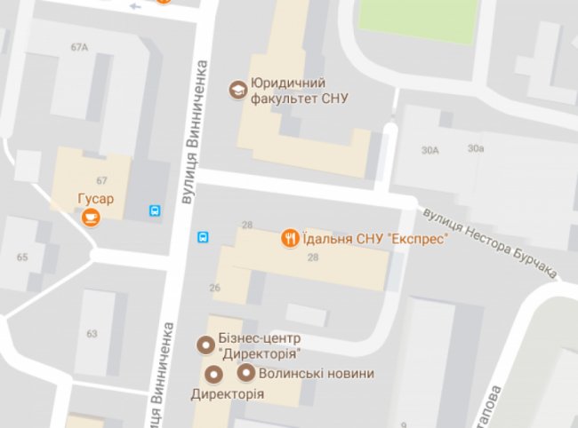 «Автохами» перегородили тротуари біля університету в Луцьку