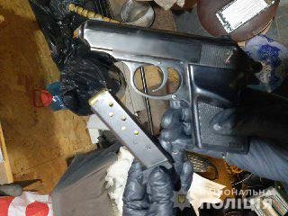 Гроші, зброя та «закладки»: у Луцьку затримали «наркоділка». ФОТО