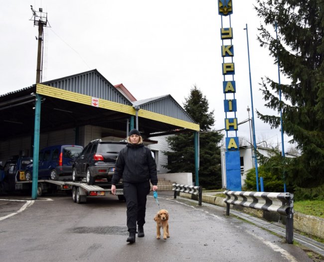 Звільнена з полону волинська прикордонниця разом з новою чотирилапою помічницею  – уже на службі