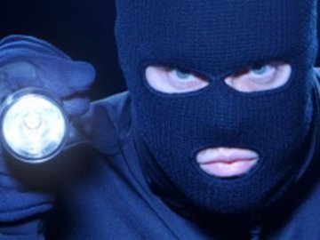 П'ятеро бандитів в масках пограбували будинок митного інспектора