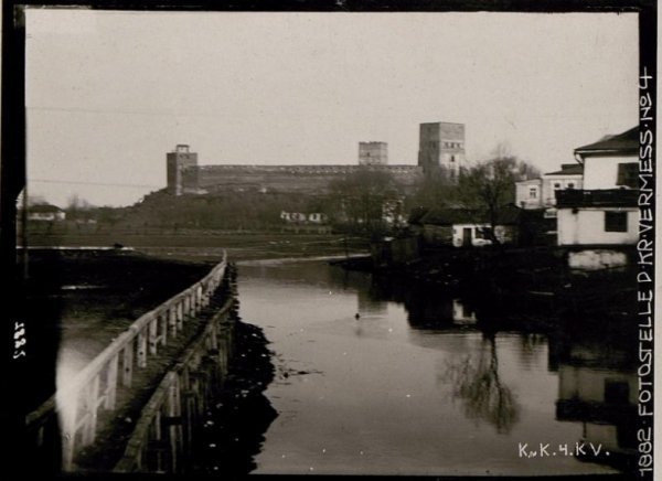 Зараз тут пролягає вулиця Глушець. На місці води - центральний ринок
