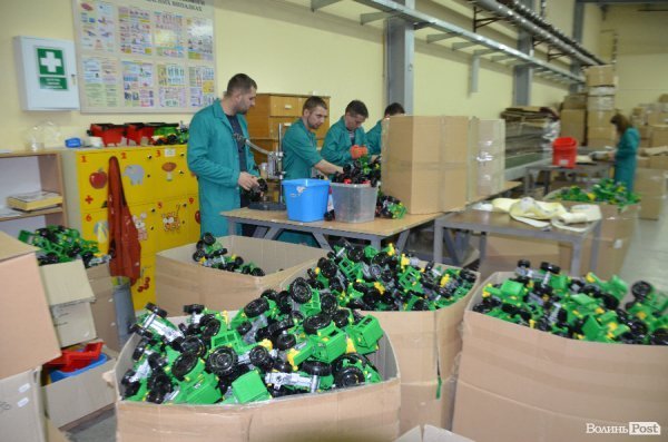 Безпека та якість: луцька фабрика показала, як виготовляє іграшки