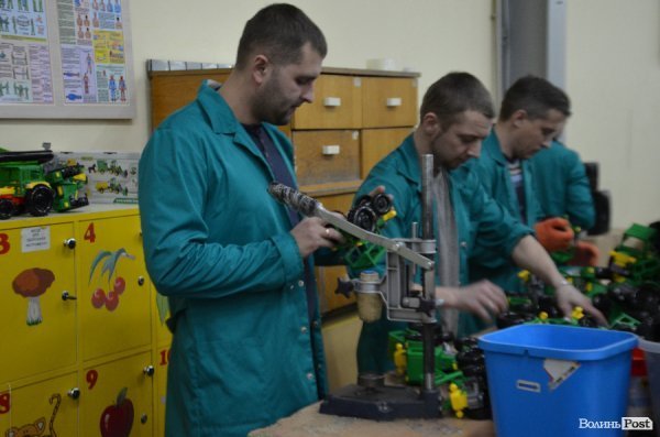 Безпека та якість: луцька фабрика показала, як виготовляє іграшки