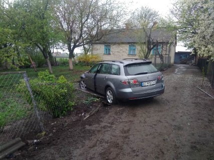 На Волині водій «залітав» у поворот і опинився на чужому городі. ФОТО