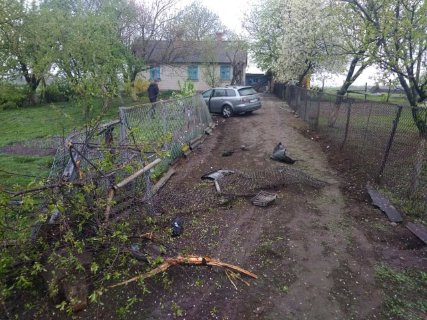 На Волині водій «залітав» у поворот і опинився на чужому городі. ФОТО