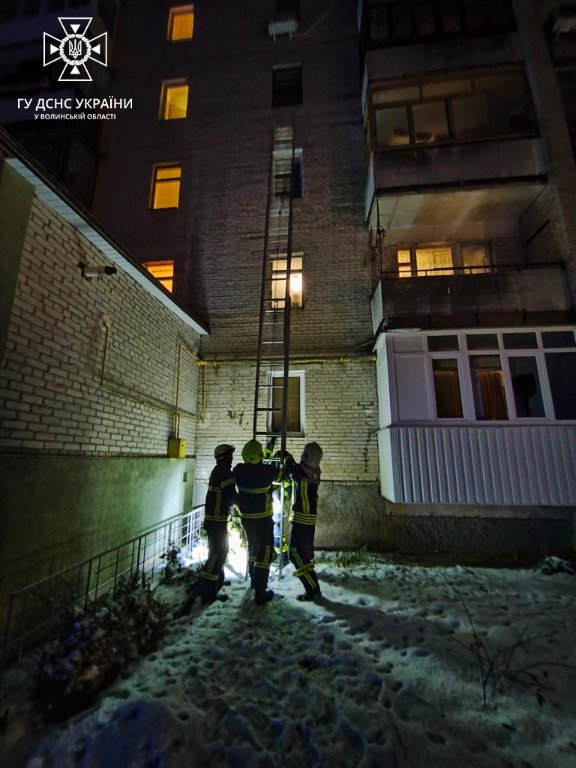 У Луцьку пожежники через вікно рятували пенсіонерку. ФОТО