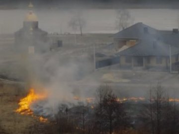 Через підпал сухої трави на Волині погоріли дачні будиночки. ВІДЕО