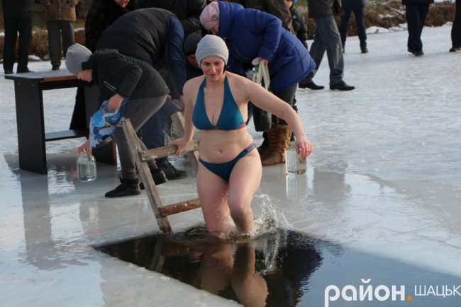 Поліцейські, депутати і підприємці: хто у крижану купіль волинського озера пірнав. ФОТО
