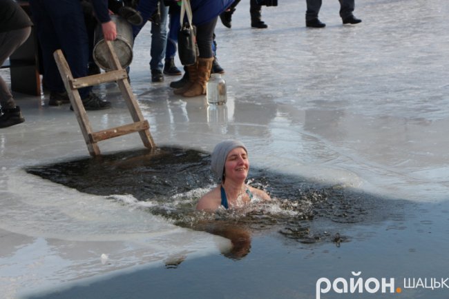 Поліцейські, депутати і підприємці: хто у крижану купіль волинського озера пірнав. ФОТО