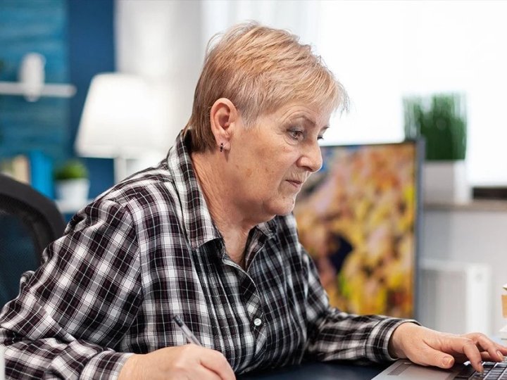 Чи вигідно пенсіонерам в Україні продовжувати працювати після 60 років: пояснення Пенсійного фонду