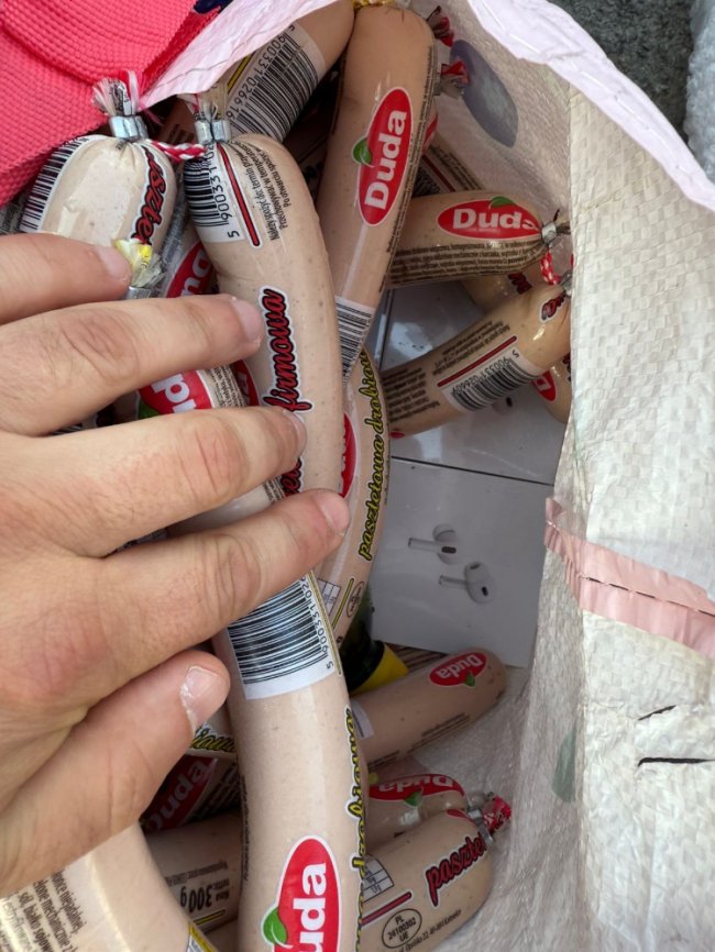 Приховала під ковбасою світові бренди: волинянка намагалася провезти через «Устилуг» навушники та сумки