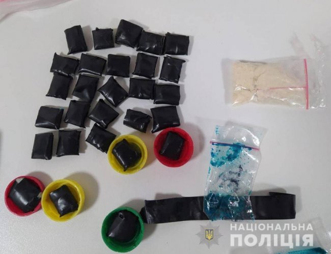 Вилучили психотропів на 300 тисяч гривень: у Луцьку затримали 17-річного наркокур`єра