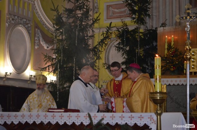 Магія Різдва: у луцькому соборі відбулося урочисте богослужіння. ФОТО