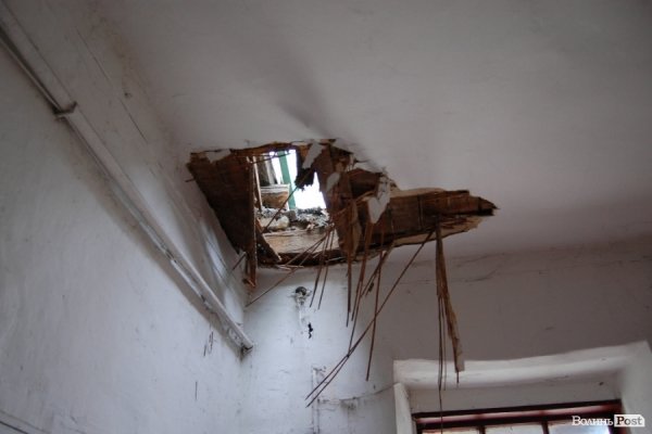 Під час ремонту даху в луцькому будинку обвалилася стеля. ФОТО