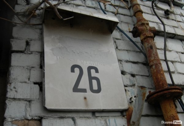 Під час ремонту даху в луцькому будинку обвалилася стеля. ФОТО