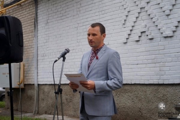 В Луцьку встановили пам'ятну дошку загиблому лучанину. ФОТО