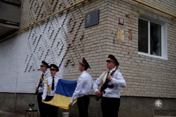 В Луцьку встановили пам'ятну дошку загиблому лучанину. ФОТО