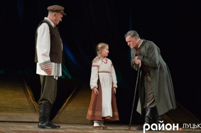 Луцьким пенсіонерам безкоштовно показали виставу «Циганка Аза». ФОТО