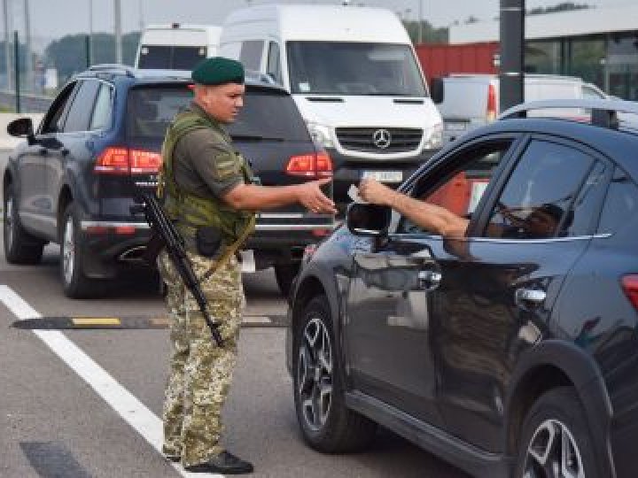 Чоловікам віком від 18 до 22 років дозволили виїзд за кордон
