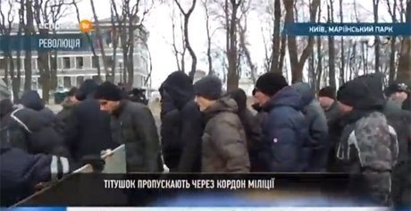  У Києві тітушки без перешкод долають блокпост міліції. ФОТО