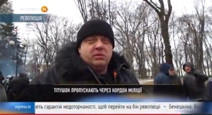 Цей невідомий співробітник МВС пропускав молодиків у Маріїнський парк