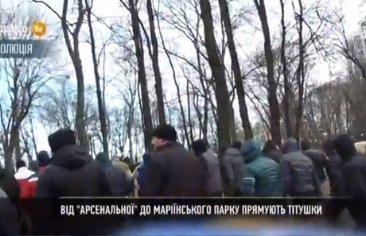  У Києві тітушки без перешкод долають блокпост міліції. ФОТО