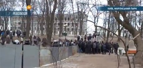  У Києві тітушки без перешкод долають блокпост міліції. ФОТО