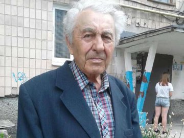 Нічого не пам'ятає і не знає, куди йти: у Луцьку заблукав дідусь