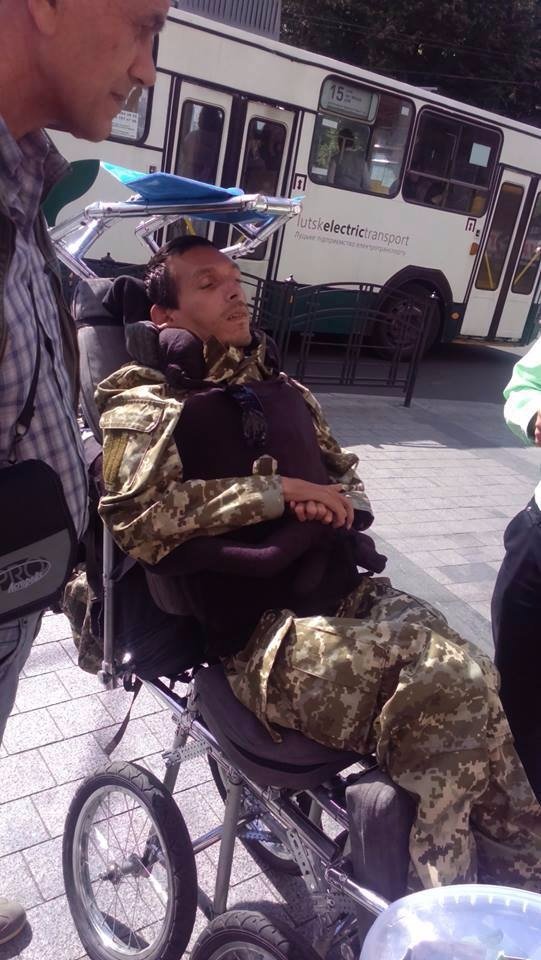 У Луцьку біля ЦУМу зловили ще двох псевдоволонтерів. ФОТО