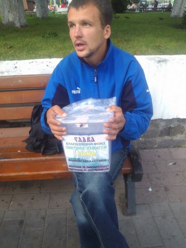 У Луцьку біля ЦУМу зловили ще двох псевдоволонтерів. ФОТО