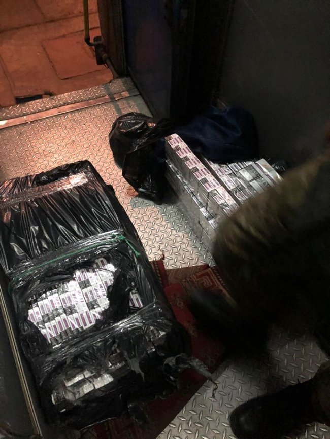 На Волині у потязі затримали чоловіка, який хотів вивезти контрабандні цигарки до Польщі. ФОТО