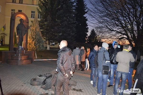 У Луцьку під міськраду знесли шини. Під виборчим округом - десятки активістів. ВІДЕО. ФОТО