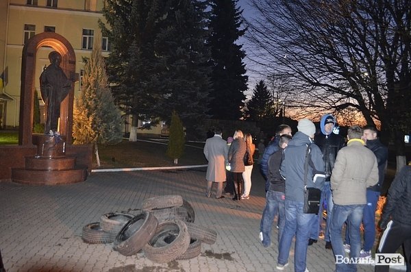 У Луцьку під міськраду знесли шини. Під виборчим округом - десятки активістів. ВІДЕО. ФОТО