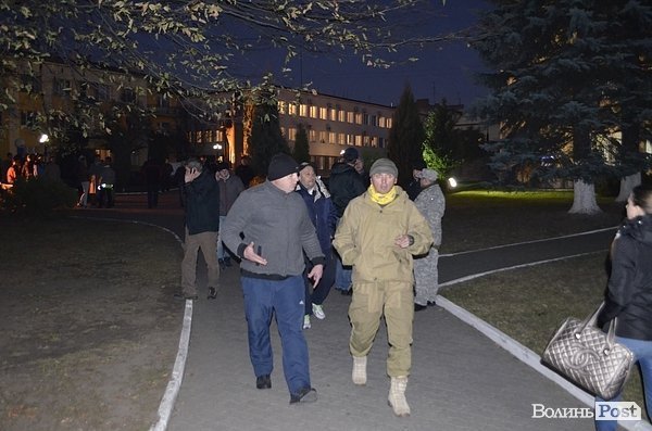 У Луцьку під міськраду знесли шини. Під виборчим округом - десятки активістів. ВІДЕО. ФОТО