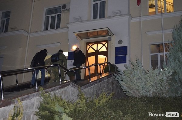 У Луцьку під міськраду знесли шини. Під виборчим округом - десятки активістів. ВІДЕО. ФОТО