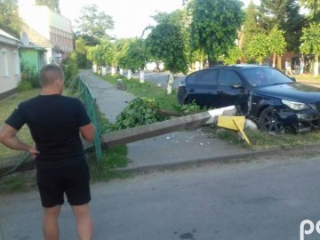 Волинянин на  BMW збив стовп і дерево