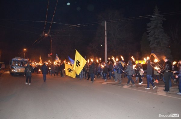 «На деревах замість листя розіпнем сепаратиста», - Марш у Луцьку. ФОТО. ВІДЕО