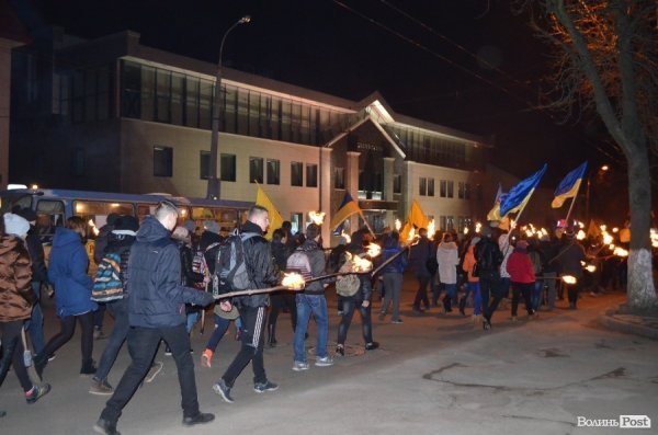 «На деревах замість листя розіпнем сепаратиста», - Марш у Луцьку. ФОТО. ВІДЕО