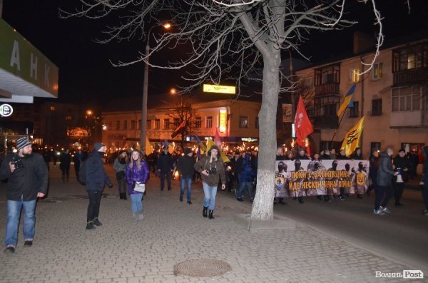 «На деревах замість листя розіпнем сепаратиста», - Марш у Луцьку. ФОТО. ВІДЕО