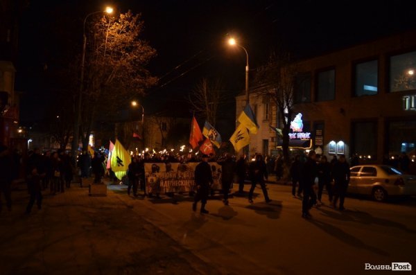 «На деревах замість листя розіпнем сепаратиста», - Марш у Луцьку. ФОТО. ВІДЕО