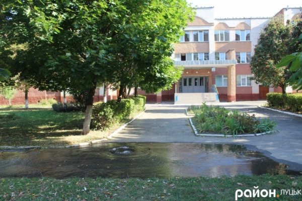 У Луцьку біля школи б'є фонтан. ВІДЕО