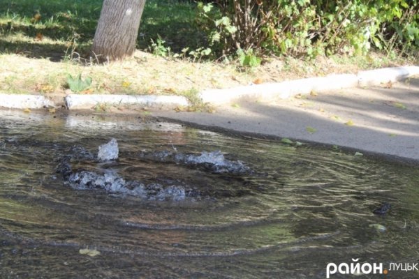 У Луцьку біля школи б'є фонтан. ВІДЕО