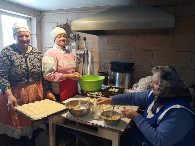 На Волині матір захисника організувала на своєму обійсті волонтерську кухню. ФОТО