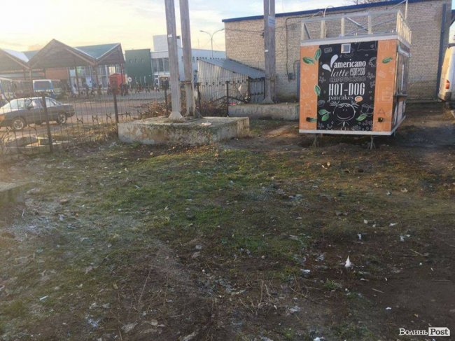 Луцькі муніципали  «сварили» водіїв маршруток, які смітять біля автостанції