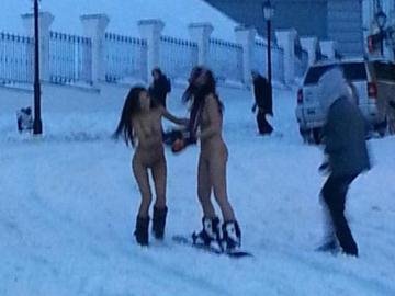 Голі дівчата  каталися Києвом на сноубордах. ФОТО