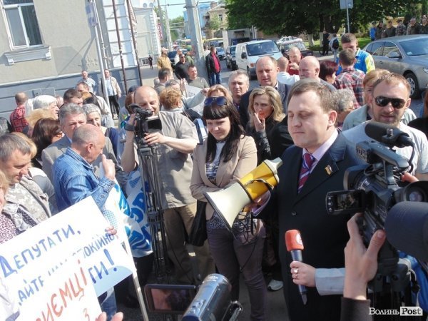 У Луцьку пікетують міськраду. ФОТО